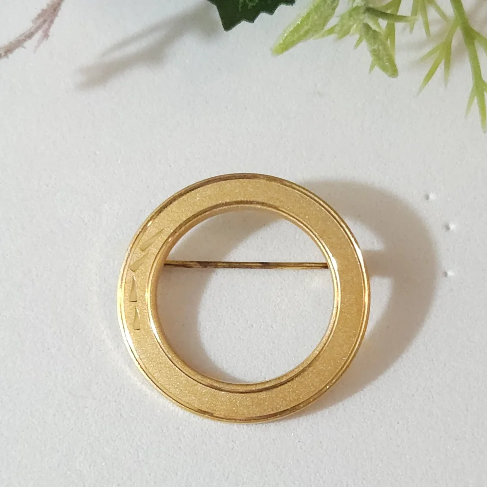 Vintage Matte Gold Diamond Cut Leaf Design Round Brooch